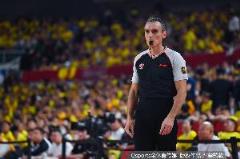 楊毅：為何請(qǐng)洋裁判？錯(cuò)判不被稱作黑哨，最多只能批評(píng)其水平低