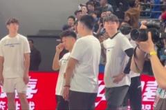 為兄弟而戰(zhàn)！北京全隊(duì)賽前穿“We are Fanbo”訓(xùn)練服熱身訓(xùn)練