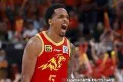 半場(chǎng)神勇！小巴里-布朗6中5&三分4中3狂砍19分3板5助！