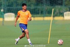 山東泰山教練團隊帶領(lǐng)球隊進行恢復(fù)訓(xùn)練